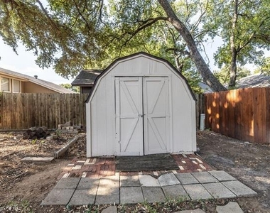 2403 Bayberry Lane - Photo Thumbnail 28