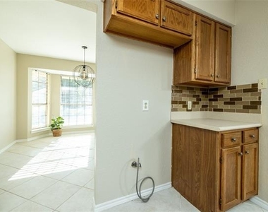 2403 Bayberry Lane - Photo Thumbnail 8