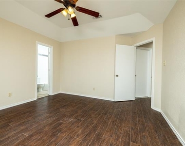 2403 Bayberry Lane - Photo Thumbnail 19