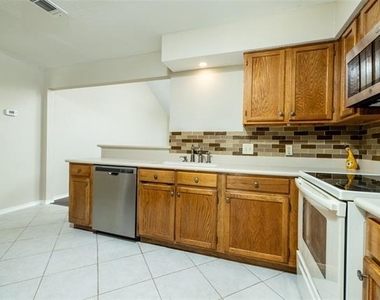 2403 Bayberry Lane - Photo Thumbnail 10