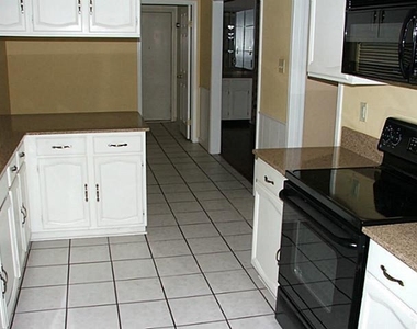 910 Bitternut Drive - Photo Thumbnail 3