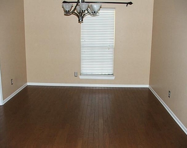 910 Bitternut Drive - Photo Thumbnail 5