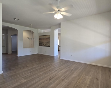 10335 E Rosemary Lane - Photo Thumbnail 4