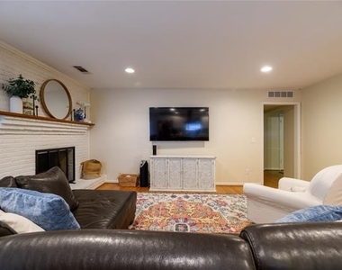 109 N Lois Lane - Photo Thumbnail 2