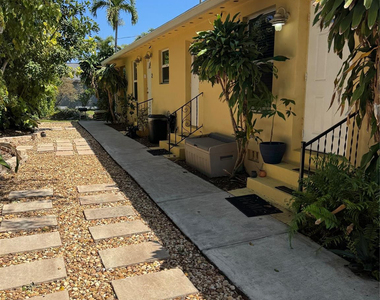 1123 N 17th Avenue - Photo Thumbnail 2