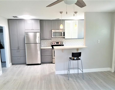 1123 N 17th Avenue - Photo Thumbnail 4