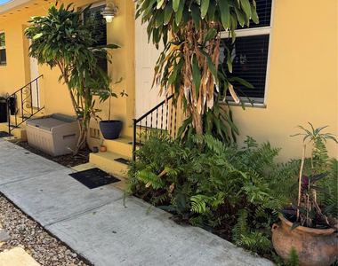 1123 N 17th Avenue - Photo Thumbnail 3