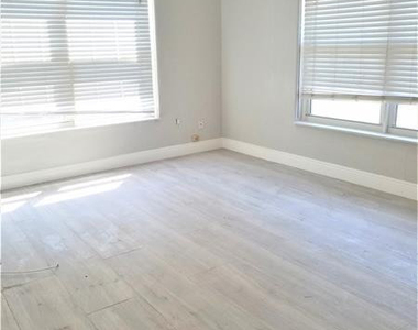 1123 N 17th Avenue - Photo Thumbnail 7