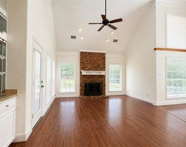 810 Pearl Drive - Photo Thumbnail 2