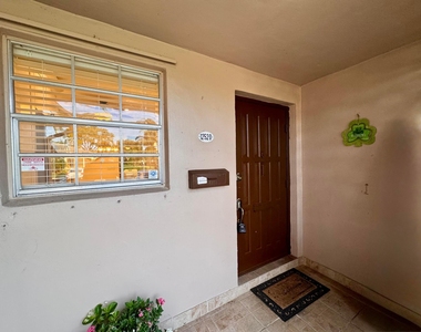1252 W Club Dr Drive W - Photo Thumbnail 2