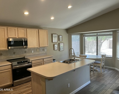 1181 W Goldfinch Way - Photo Thumbnail 10