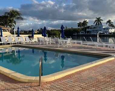 650 Snug Harbor Drive - Photo Thumbnail 15