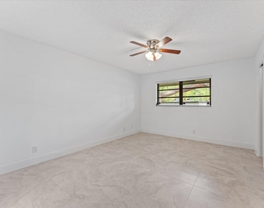1821 Ne 40th Court - Photo Thumbnail 12