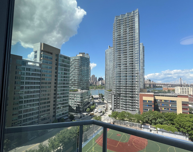 Center Boulevard - Photo Thumbnail 11