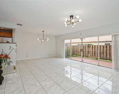 8208 Nw 8th Place Nw - Photo Thumbnail 6
