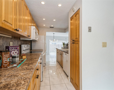 8208 Nw 8th Place Nw - Photo Thumbnail 7