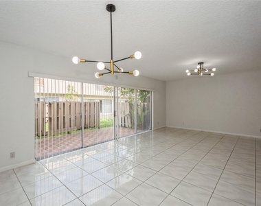 8208 Nw 8th Place Nw - Photo Thumbnail 4