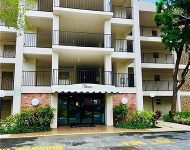 2900 N Palm Aire Drive N - Photo Thumbnail 10