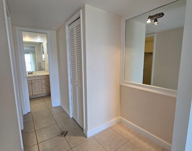 2900 N Palm Aire Drive N - Photo Thumbnail 8