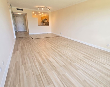 2900 N Palm Aire Drive N - Photo Thumbnail 3