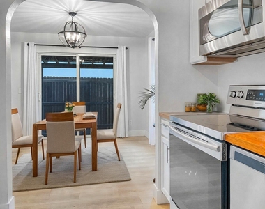 1202 N Andrews Avenue - Photo Thumbnail 5