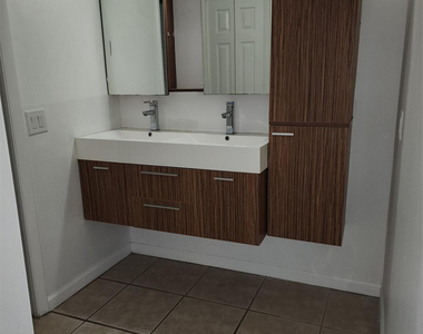 390 Racquet Club Road - Photo Thumbnail 6