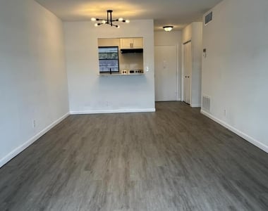 1112 Lake Terrace - Photo Thumbnail 6