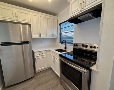 1112 Lake Terrace - Photo Thumbnail 3
