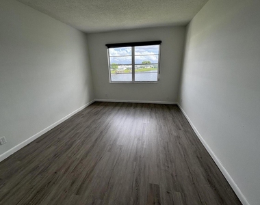 1112 Lake Terrace - Photo Thumbnail 11