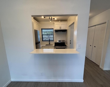 1112 Lake Terrace - Photo Thumbnail 5