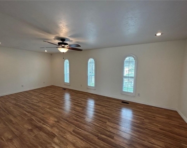 908 East Drive - Photo Thumbnail 4