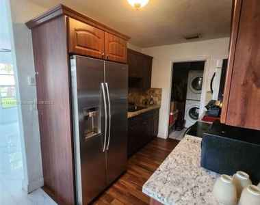 1420 N 70th Avenue - Photo Thumbnail 5