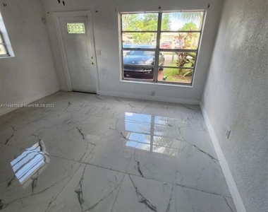 1420 N 70th Avenue - Photo Thumbnail 1