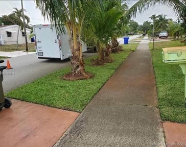 1420 N 70th Avenue - Photo Thumbnail 6