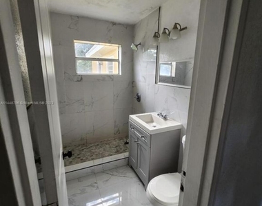 1420 N 70th Avenue - Photo Thumbnail 2
