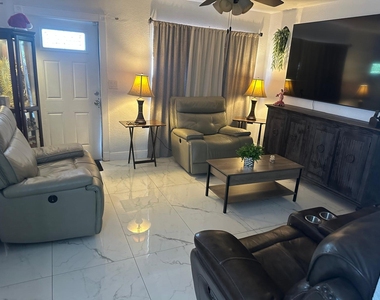 1420 N 70th Avenue - Photo Thumbnail 11
