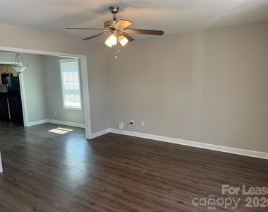 211 N Oak Street - Photo Thumbnail 2