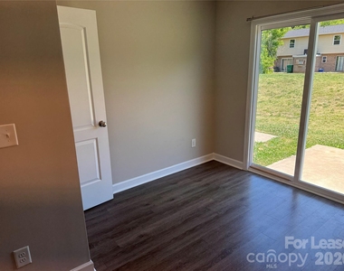 211 N Oak Street - Photo Thumbnail 5