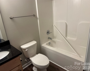 211 N Oak Street - Photo Thumbnail 9