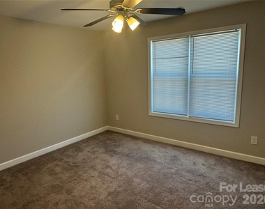 211 N Oak Street - Photo Thumbnail 1