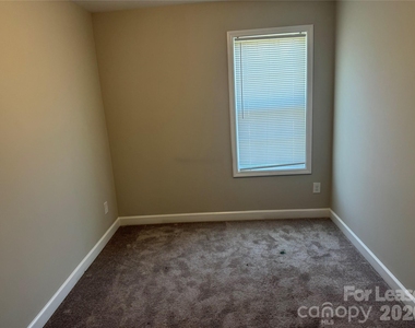 211 N Oak Street - Photo Thumbnail 7