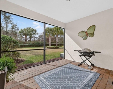 540 Se Monet Drive - Photo Thumbnail 10