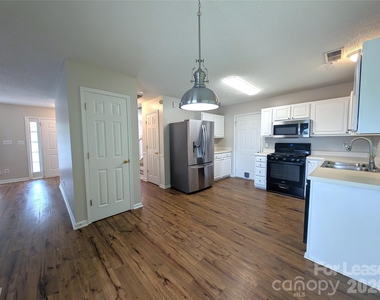 7603 Lullwater Cove - Photo Thumbnail 4