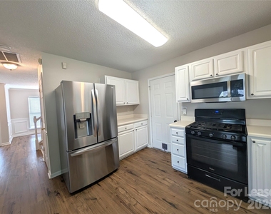 7603 Lullwater Cove - Photo Thumbnail 2