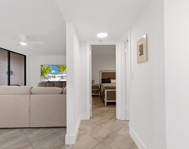 2455 Lindell Boulevard - Photo Thumbnail 12