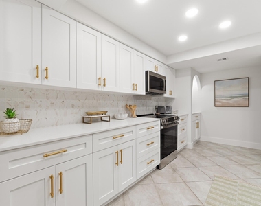 2455 Lindell Boulevard - Photo Thumbnail 6