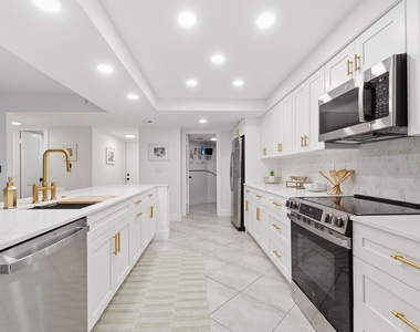 2455 Lindell Boulevard - Photo Thumbnail 4