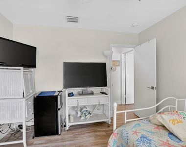 1050 Nw 13th Street - Photo Thumbnail 18