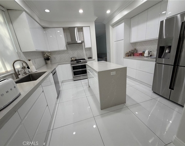 5711 Aura Ave - Photo Thumbnail 8