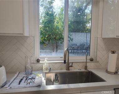 5711 Aura Ave - Photo Thumbnail 8